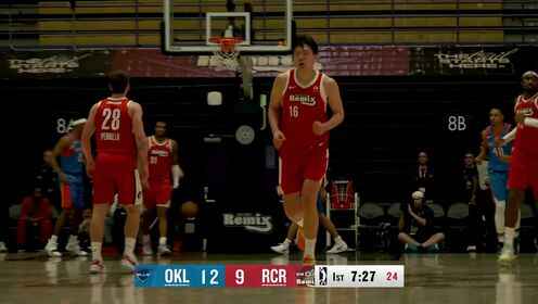 楊瀚森低位大打小 轉身勾手上籃得分