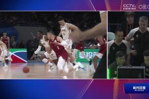 陳盈駿犯規(guī)被吹違體！迪亞洛落地嚴(yán)重崴腳受傷，直接返回更衣室！