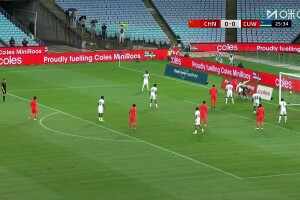 王鈺棟人球分過持續壓迫對手 造成對手間接任意球