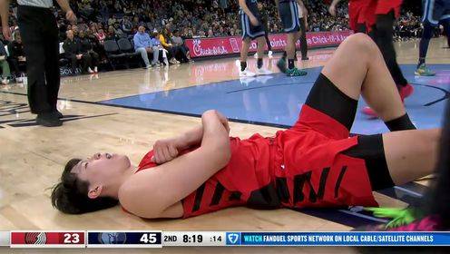 重摔在地！！楊瀚森防守扎克-伊迪造成灰熊犯規