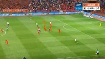 本場1射2傳！約尼查精彩挑射破門，玉昆4-0領先十人泰山