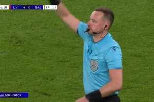  弗林蓬傳中造烏龍！可惜越位在先進球無效！