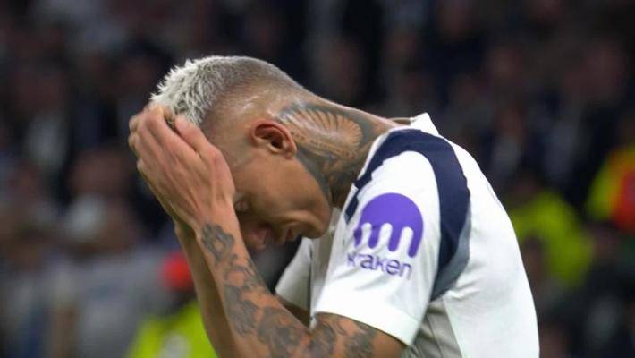 熱刺獲得點球，里沙利松主罰中框