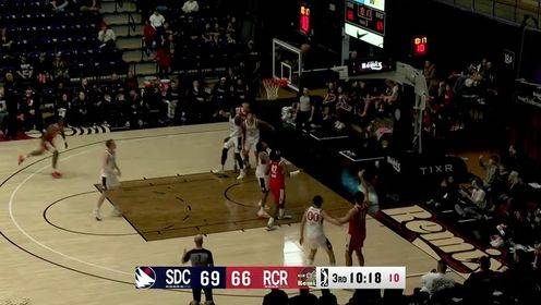 這視野！楊瀚森連續(xù)假動(dòng)作調(diào)動(dòng)防守，隨后妙傳隊(duì)友飚進(jìn)三分