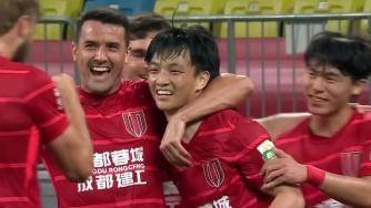 折射进球！杨明洋远射打在防守球员腿上吊进球门，蓉城1-0领先