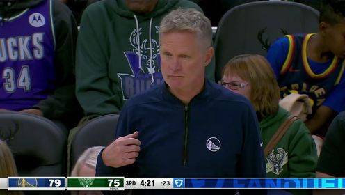 這球不算但帥！庫里斷球遭提前犯規(guī) 響哨后隨手中超遠(yuǎn)三分