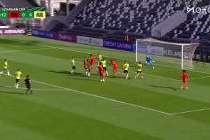  U23國足1-0領先澳大利亞??王鈺棟開定位球，泰山彭嘯破門