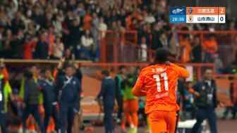 克雷桑禁區傳球被斷，奧斯卡推射破門，玉昆2-0領先泰山