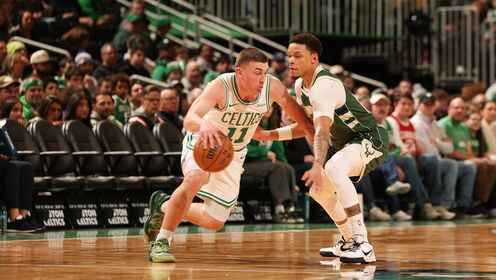 ??綠軍送雄鹿5連敗 杰倫&middot;布朗30+13 西蒙斯27分 羅林斯25+6+7