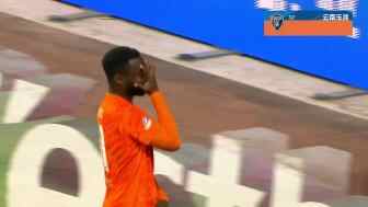 4分鐘2球！奧斯卡力壓謝文能頭球破門，玉昆3-0領先泰山