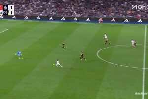 姆巴佩高速反擊趟過門將 打空門擊中橫梁