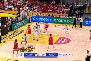 就你是MVP？胡金秋強(qiáng)殺籃下，周琦這大帽簡直就像拍蒼蠅一樣！