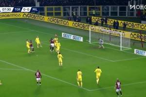 米蘭開局不利！托莫里手球送點(diǎn)，弗拉希奇主罰一蹴而就