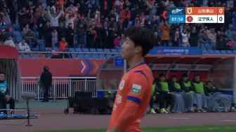 [进球视频]新赛季首球！瓦科助攻谢文能开场8分钟低射破门，泰山1-0铁人