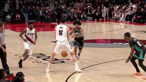 楊瀚森下蛋傳球 隨后又接隊友回傳絲滑得分