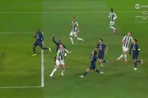  巴黎禁區內解圍失誤！丹-伯恩頭球擺度助攻，威洛克跟進頭球破門