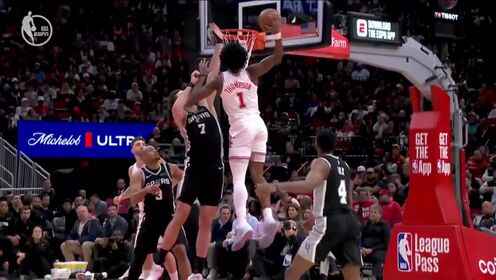 殘暴！阿門-湯普森暴力單臂隔扣對手！