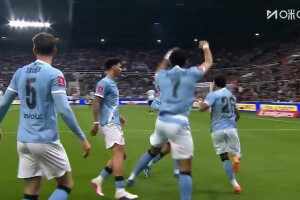  簡直神了！薩維尼奧站著不動(dòng)將球打進(jìn)！多庫下底傳中助攻！