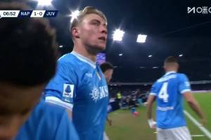  那不勒斯開(kāi)場(chǎng)7分鐘攻破尤文！內(nèi)雷斯下底傳中，霍伊倫鏟射破門(mén)！