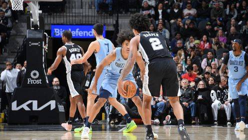 ?馬刺主場(chǎng)力克灰熊 巴恩斯31+5+5 ?？怂?9分 埃迪19+15