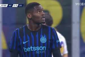  點球取消！博尼禁區內倒地造點！主裁查看VAR后取消點球！