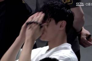 心急如焚?看到球隊早早落后20分，場下曾凡博無奈抱頭……
