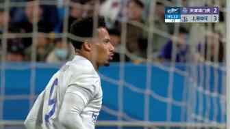 季勝攀禁區滑倒手球送點 拉唐點射反超比分