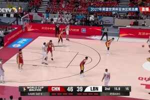 [对手三分]半场结束前，中国男篮防守没沟通好，被对手扔进三分迫近比分