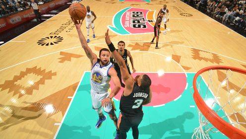 老学生立异高！库里第三节22分+猛扎篮下！16罚轰下46+5+5！