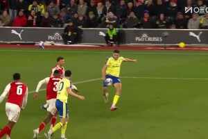  全是失誤！厄德高腳后跟傳球被斷，圣徒反擊本-懷特冒頂目送丟球