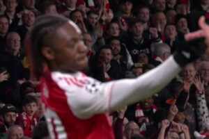  天外飛仙！埃澤凌空爆射世界波燃爆全場！槍手總比分2-1藥廠！