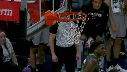 愛德華茲單挑文班亞馬 突到底線隔著科內特打板命中