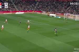 稍顯倉促！亞馬爾單刀嘗試挑射被門將化解