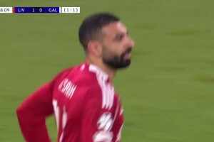 送大禮不要！加拉塔薩雷失誤，薩拉赫單刀挑射被門將沒收！