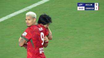  河南2-0領(lǐng)先武漢三鎮(zhèn) 盧永濤混戰(zhàn)中得球掃射得手