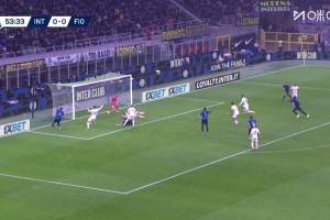  爭(zhēng)議！埃斯波西托禁區(qū)被拉倒！主裁聽取VAR后沒有判罰點(diǎn)球！