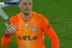  太逆天了！藍軍門將約恩森失誤送超級大禮！維蒂尼亞巧妙挑射破門