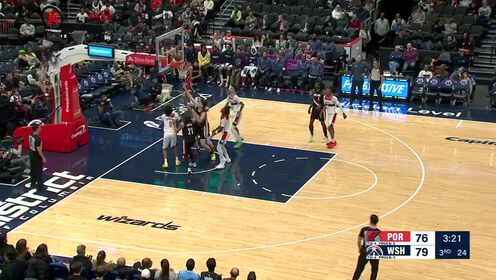 楊瀚森連續(xù)沖搶前場籃板 補籃命中