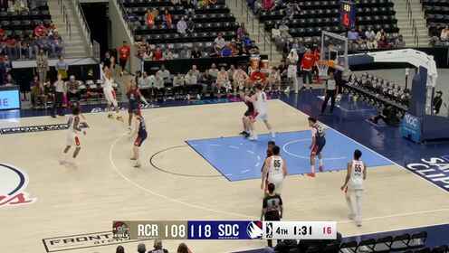 楊瀚森摘下前場籃板 順勢強起命中