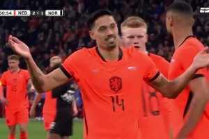  荷蘭2-1反超比分！鄧弗里斯橫傳，賴因德斯無人盯防打門得手