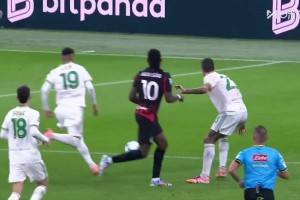 射門真是辣眼睛！巴特薩基傳中，福法納無人盯防射門踢偏