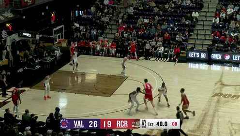 繼續攻擊籃筐！楊瀚森空切順下接隊友助攻上籃得手