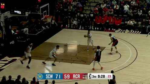 楊瀚森搶到籃板推快攻，擊地妙傳助飛卡爾暴扣