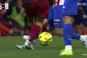 馬丁蹬踏阿爾馬達，主裁先出直紅后看VAR改判為黃牌