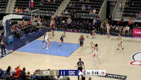 楊瀚森籃下接球轉(zhuǎn)身勾手得分