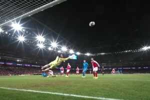  科法內禁區內近距離射門！拉亞飛身神勇撲出力保城門不失！