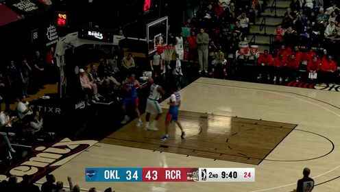 四分衛長傳！楊瀚森大手一甩 助隊友快攻輕松取分