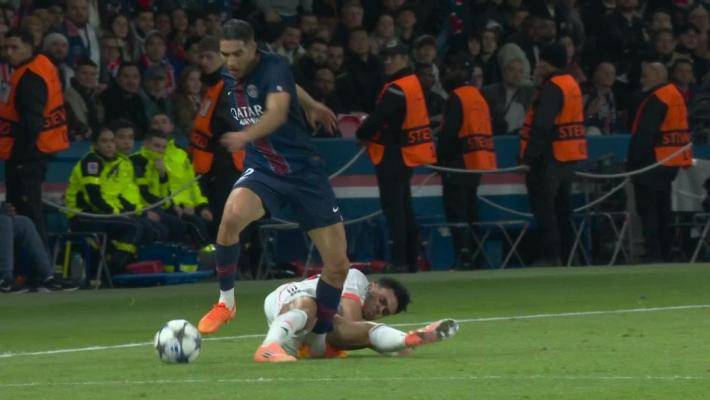 危險！迪亞斯鏟倒阿什拉夫后者坐地痛哭，VAR介入將其紅牌罰下