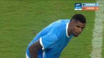 張宸梁手球犯規(guī)！韋斯利主罰點(diǎn)球命中，新鵬城3-4落后云南玉昆