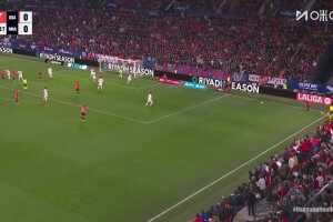 極限反應！奧薩蘇納傳中經折射飛向球門，被庫爾圖瓦神勇化解